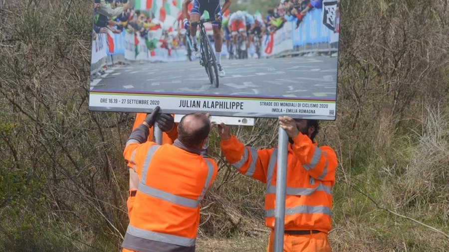I tecnici mentre installano i cartelloni lungo l’emozionate percorso