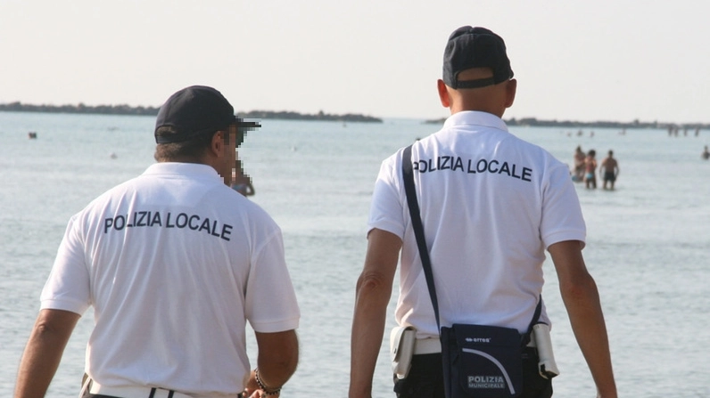 Controlli della polizia locale in spiaggia (foto di repertorio)