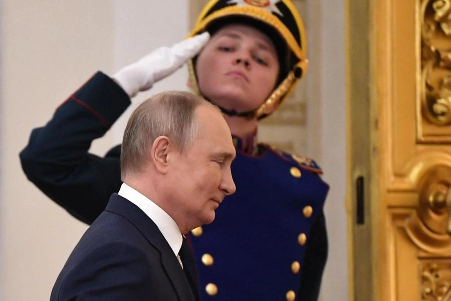 Il presidente russo Vladimir Putin, 69 anni, al Cremlino salutato da una guardia