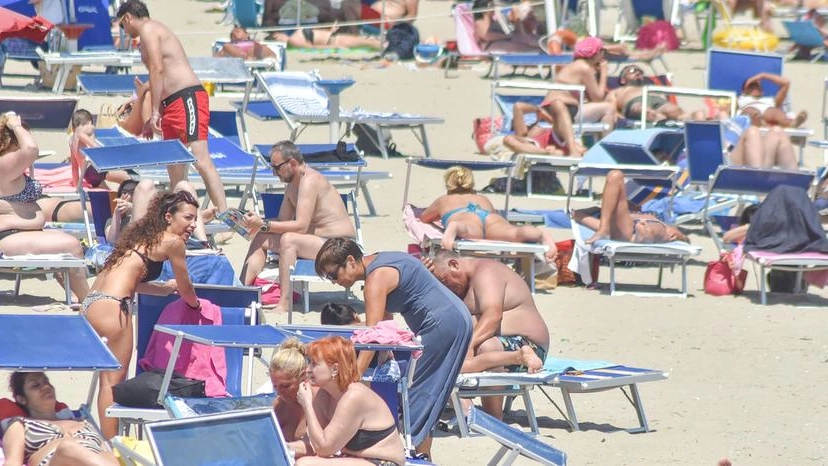 Un’immagine dei turisti sulle spiagge marchigiane la scorsa estate