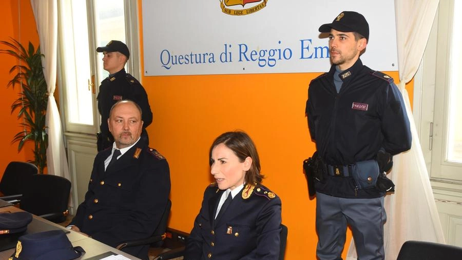 Accerchiano e rapinano del portafogli un 19enne: tre arresti