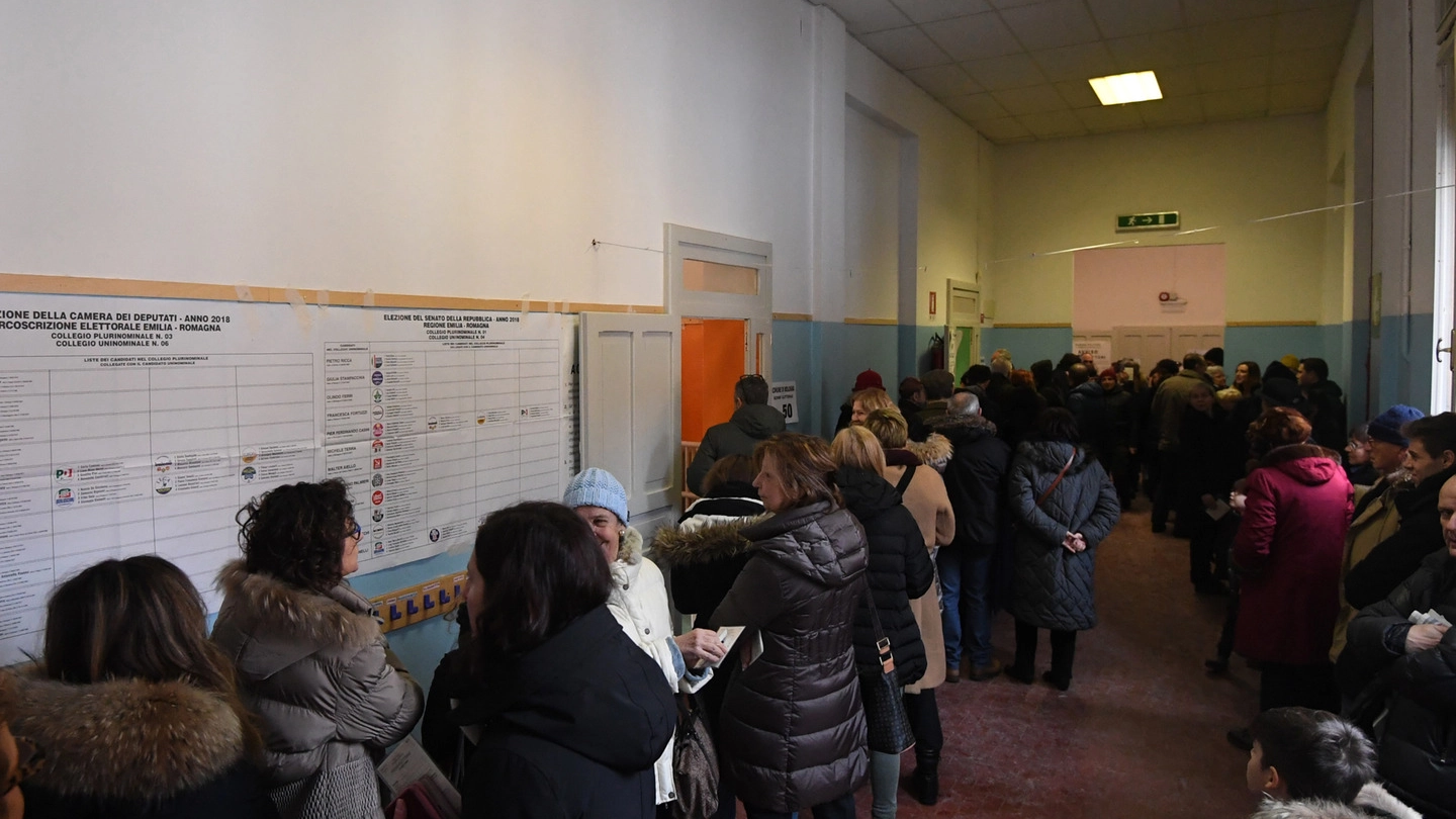 Elezioni 4 marzo, code in un seggio di Bologna (FotoSchicchi)