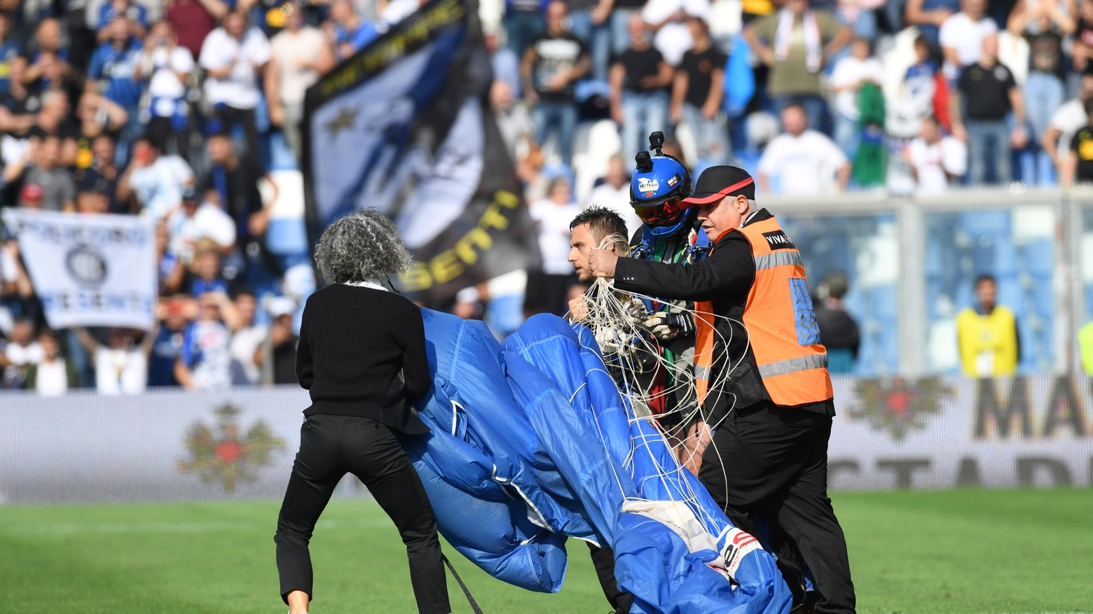 Il paracadutista che è atterrato in campo durante il match (foto Fiocchi)