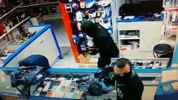 Un fotogramma del video del furto al Trony del 25 febbraio scorso