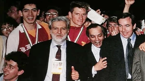 'Ico' Tabanelli, al centro con la proverbiale barba bianca, nel giorno dello scudetto 1991