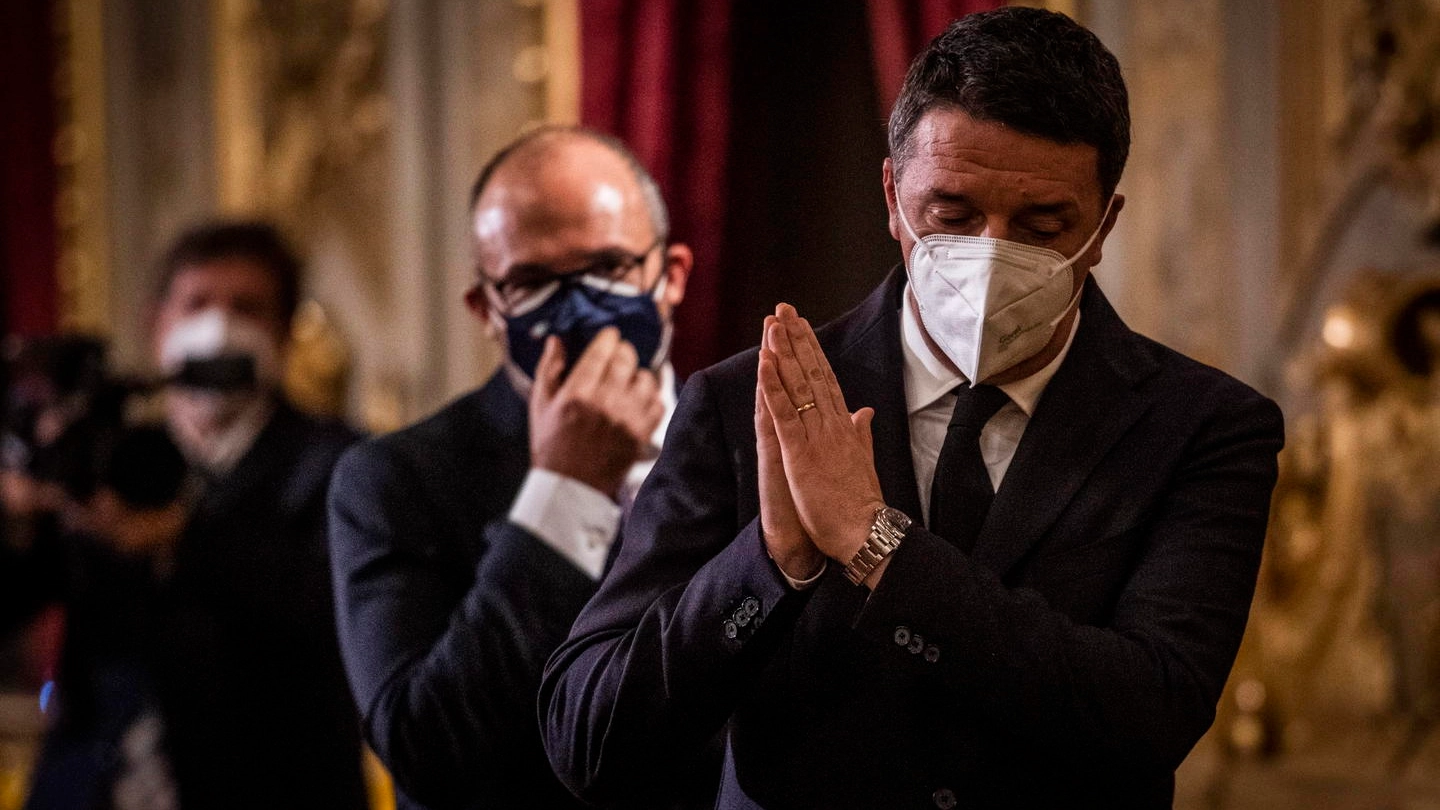 Matteo Renzi e, sullo sfondo, Davide Faraone (Ansa)