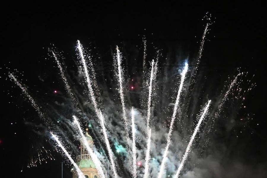 Fuochi d'artificio in piazza Maggiore (foto Schicchi)