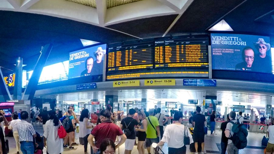 Stazioni affollatissime a causa dei ritardi dei treni dopo l'incidente di Roma