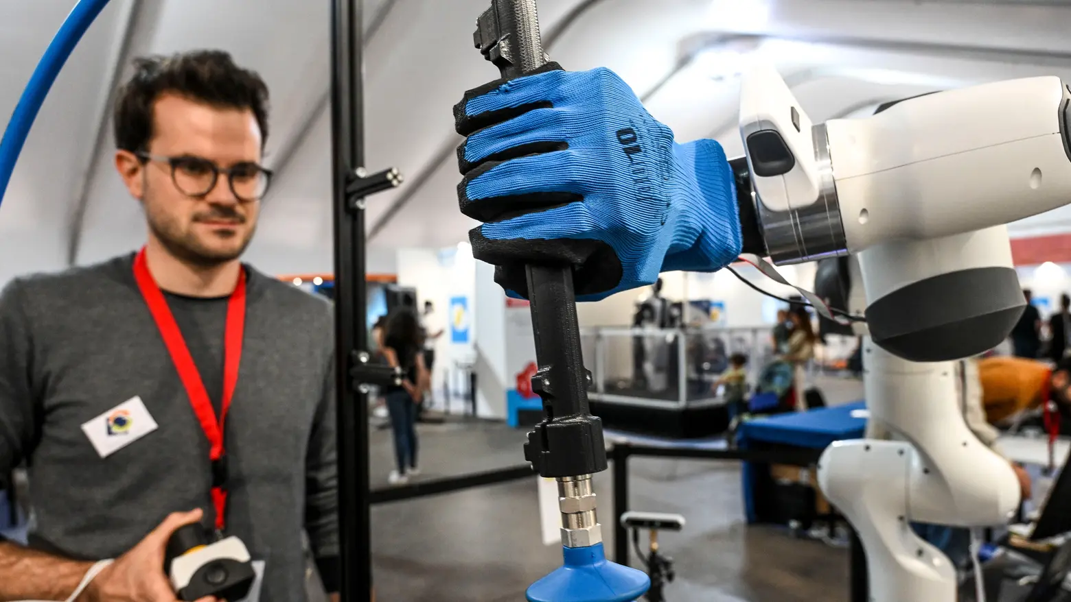 I robot del futuro apprenderanno dall'uomo: nella foto una mano artificiale