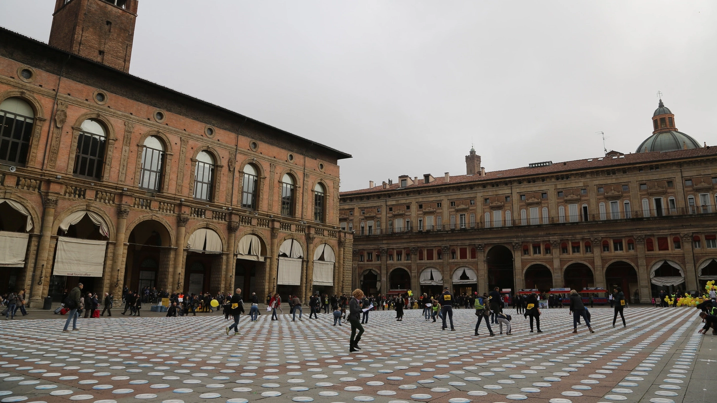 I piatti rovesciati in piazza Maggiore (fotoSchicchi)