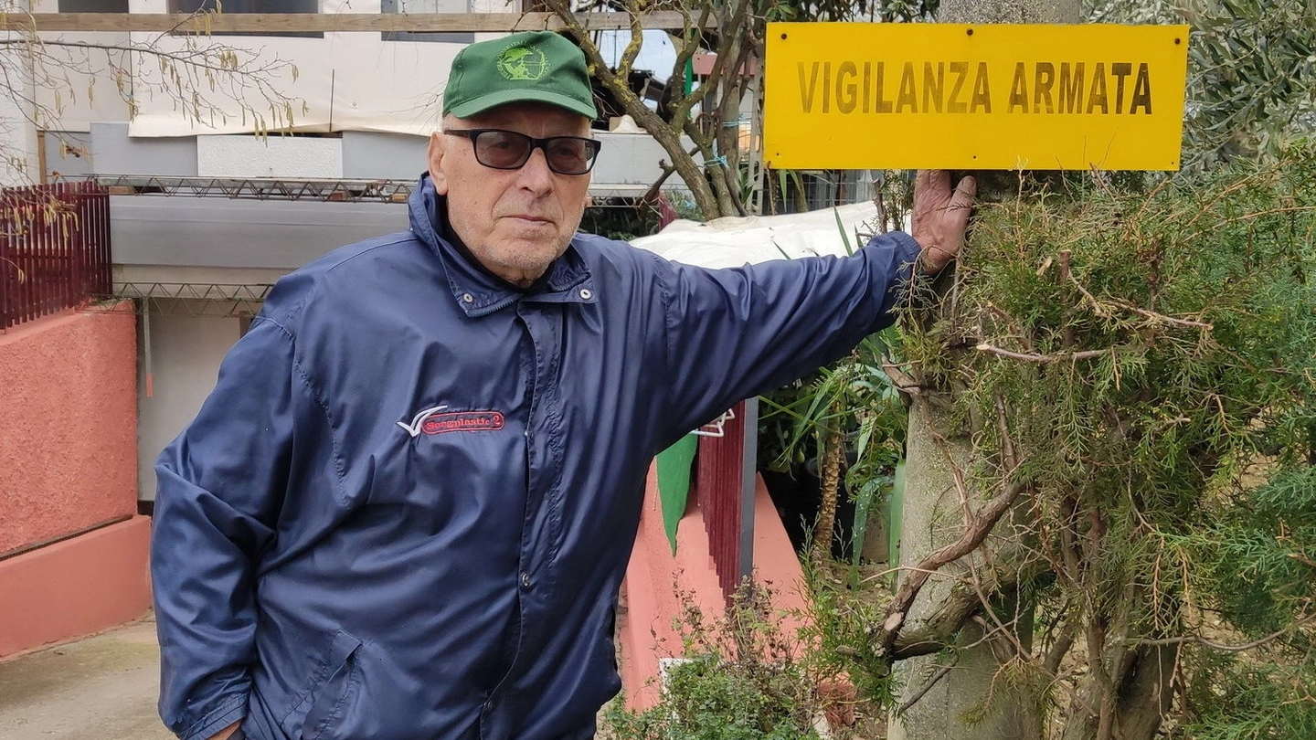 Egidio Mascarucci, 84 anni, mostra il cartello che lui stesso ha messo davanti casa sua