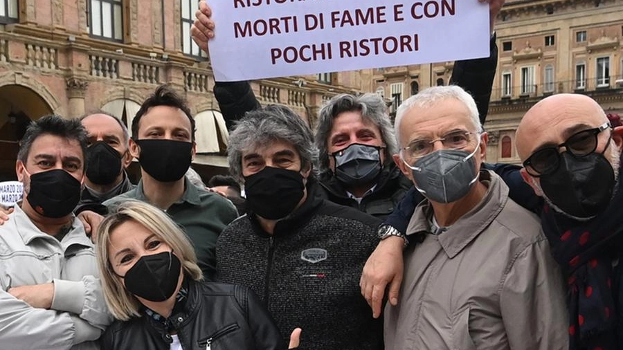 Alcuni ristoratori bolognesi sul crescentone sabato, alla manifestazione di #IoApro 