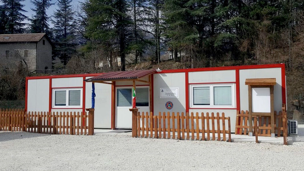 Terremoto, la scuola allestita a Montegallo dalla Protezione Civile