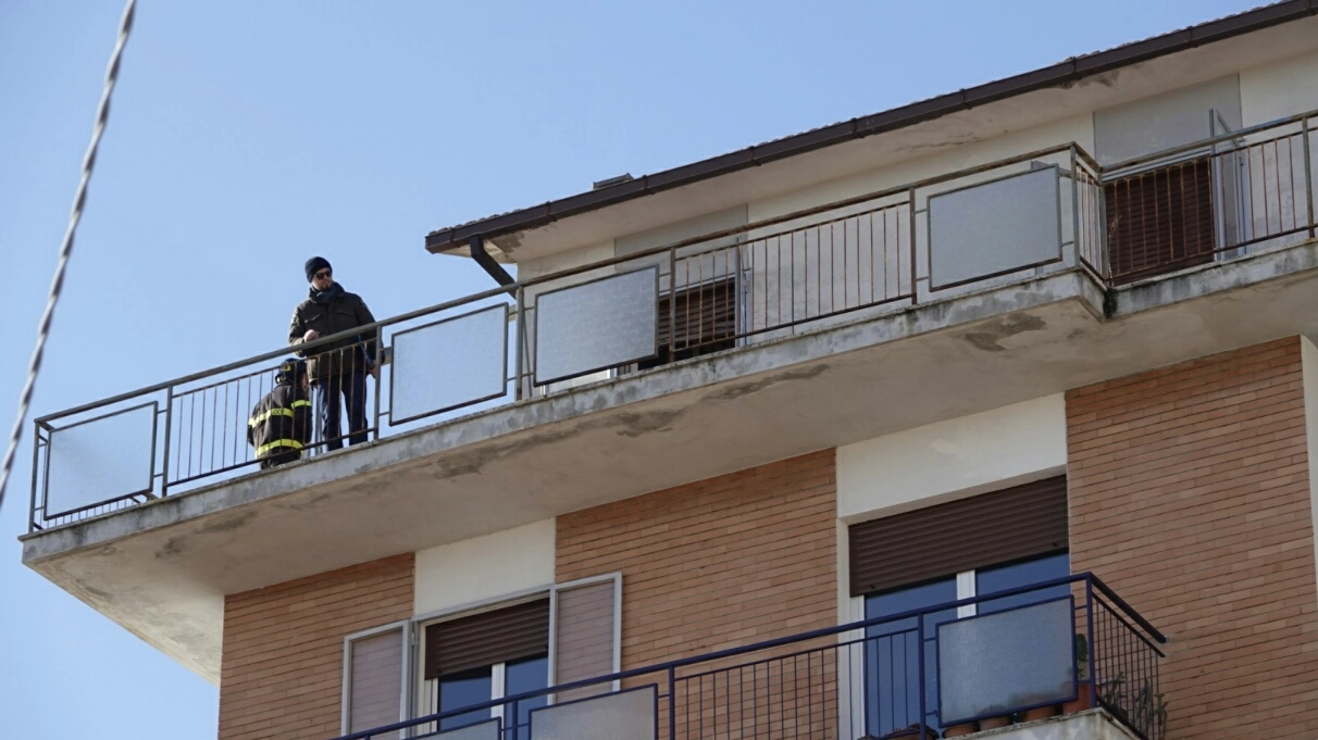 L'incendio  in un appartamento al quinto piano di una palazzina in via Sapri (Zeppilli)