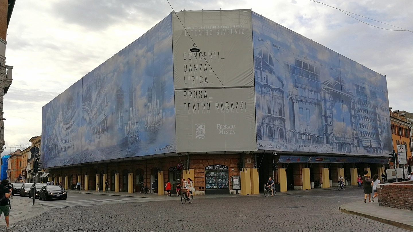 Il gigantesco telone lungo 90 metri con cui è stato rivestito il cantiere del Teatro Comunale