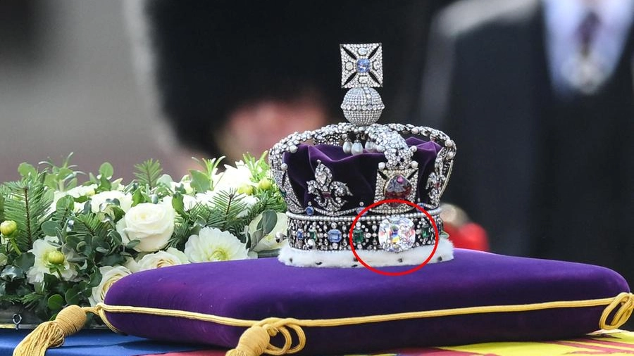La corona della regina Madre con il diamante Koh-i-Noor (cerchiato in rosso)