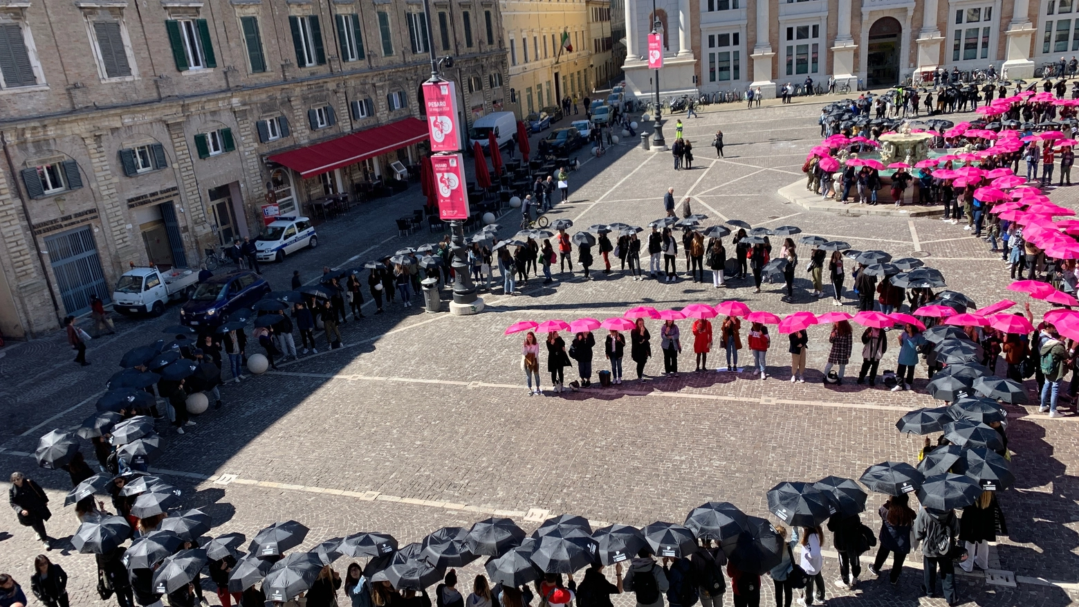 Ombrelli aperti, in piazza del Popolo, per formare una bicicletta 