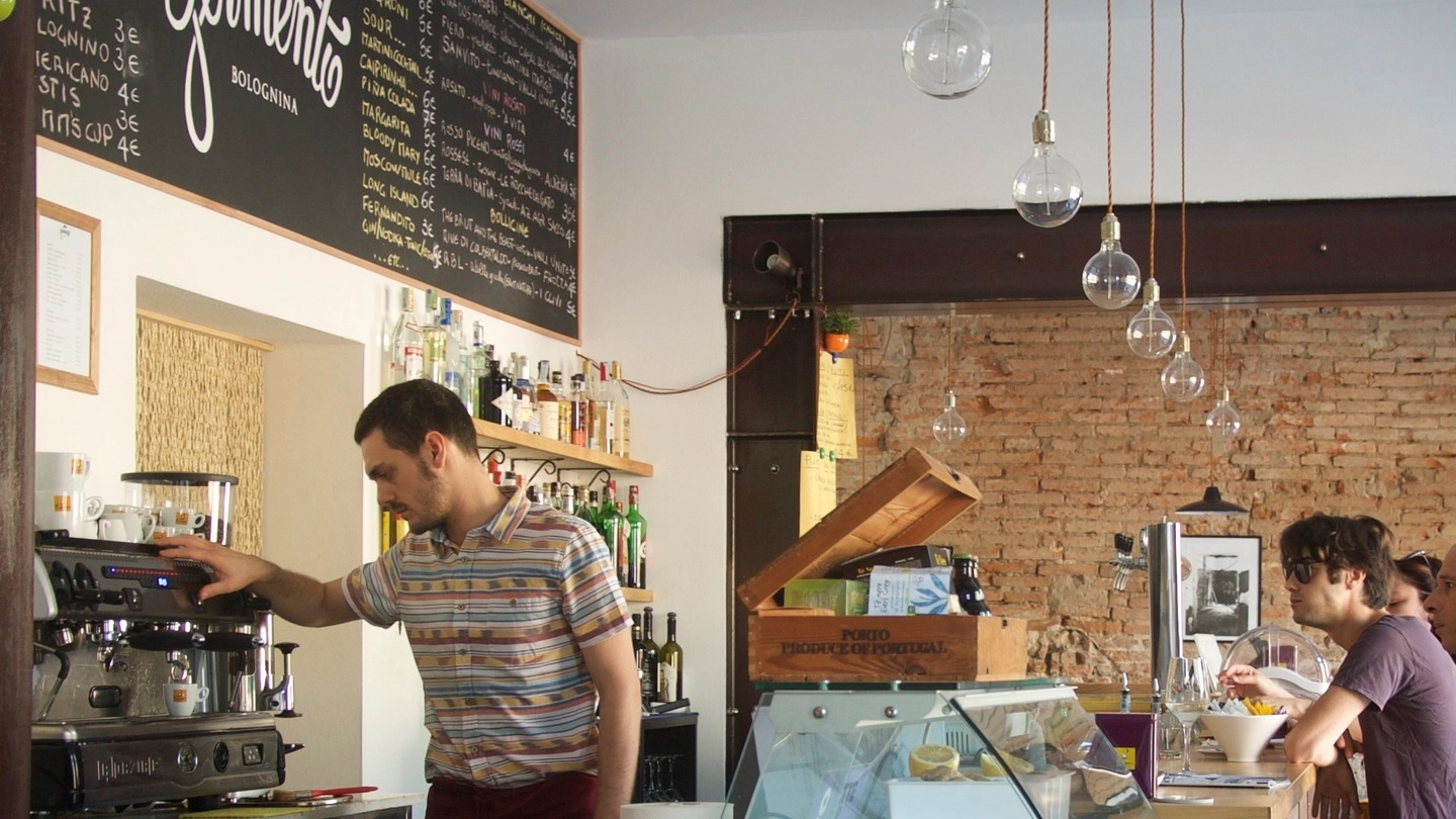 COME ALL’ESTERO Le atmosfere  del nuovo bar ‘Fermento’ di via Serra, alla Bolognina
