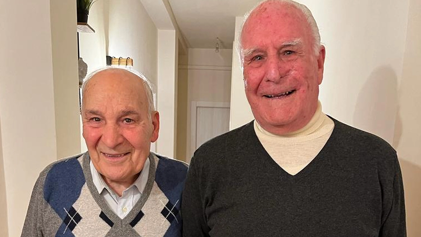 Mario (a sinistra), 83 anni e Bruno, 86: i due fratelli si sono ritrovati dopo quasi 80 anni grazie alla partecipazione di Mario a The Voice senior