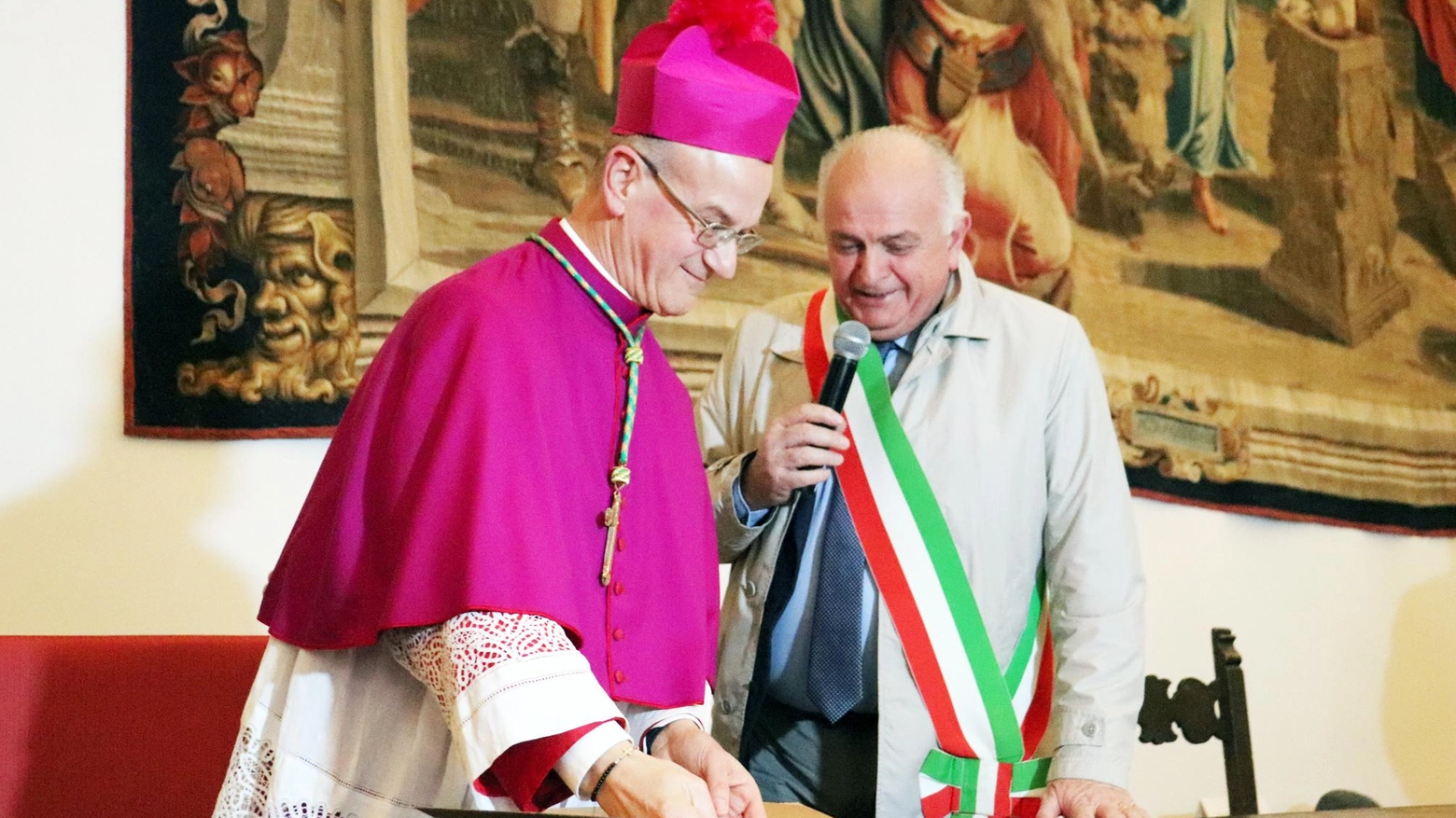 Una sola diocesi è realtà  Don Sandro entra a Urbino  Duomo gremito, tutti felici