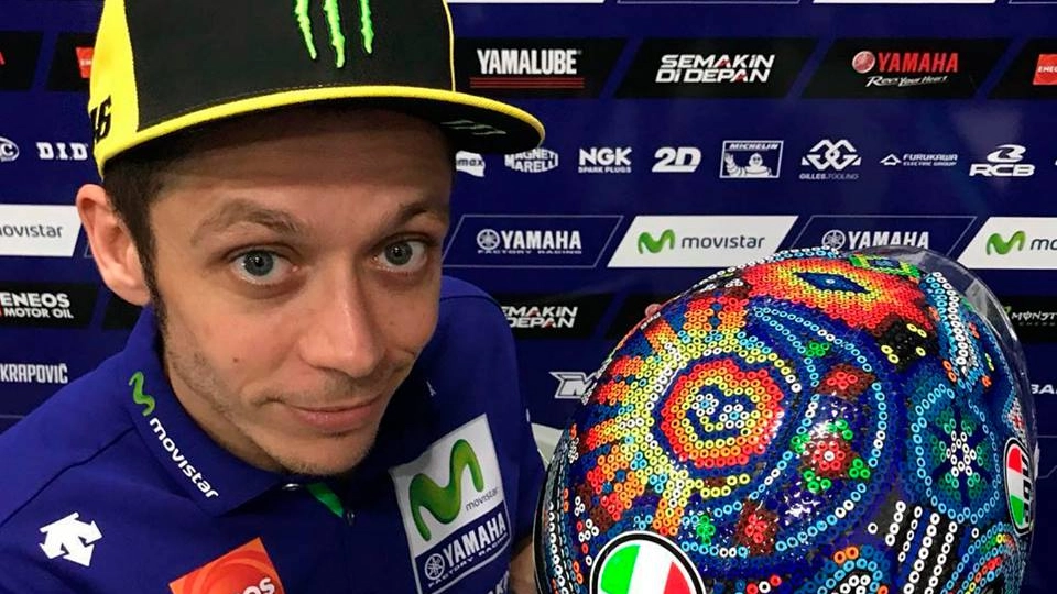 Valentino Rossi mostra il casco 'messicano'
