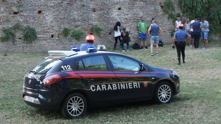 Il blitz dei carabinieri  al parco Cervi: allontanate 40 persone
