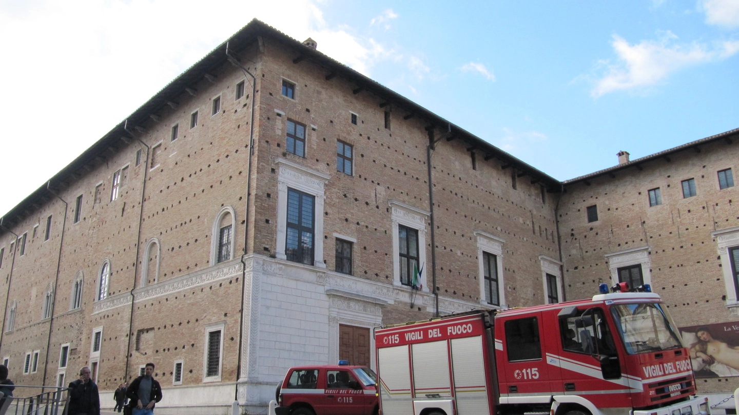 I Vigili del Fuoco di fronta al Palazzo Ducale di Urbino (Foto Ottaviani)