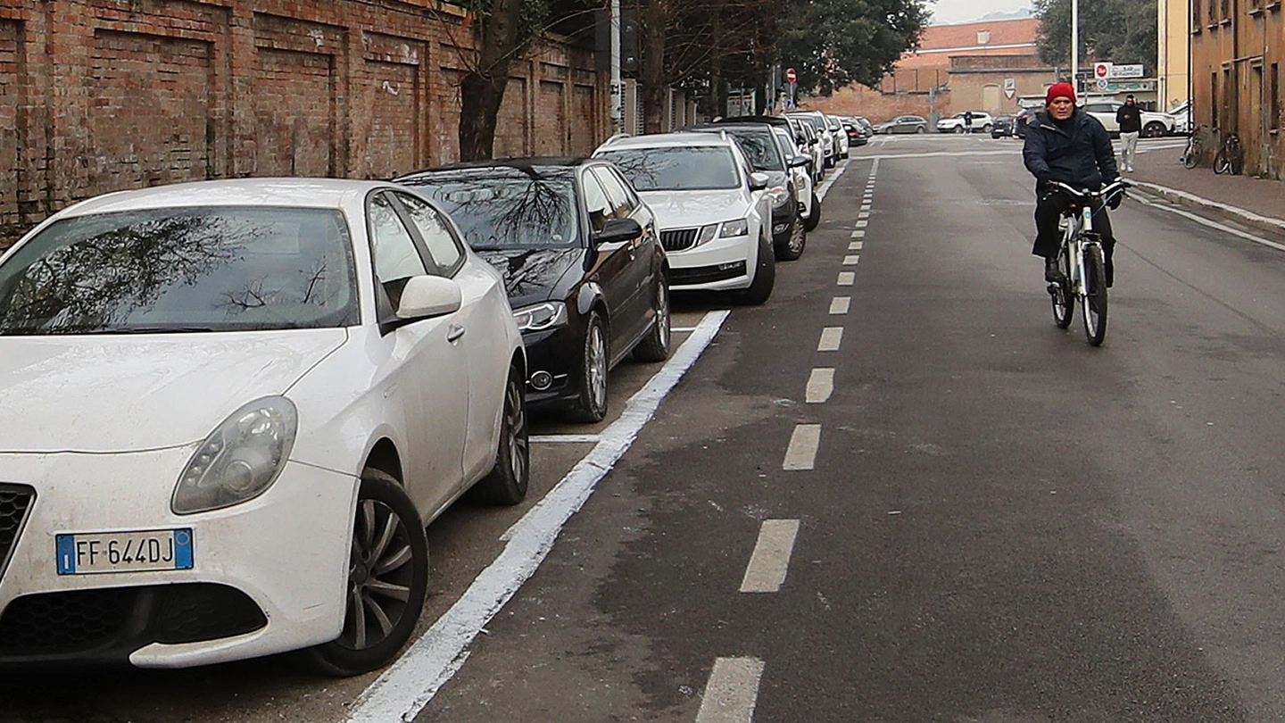 I posti auto dipinti di bianco in via Oberdan (foto Print)