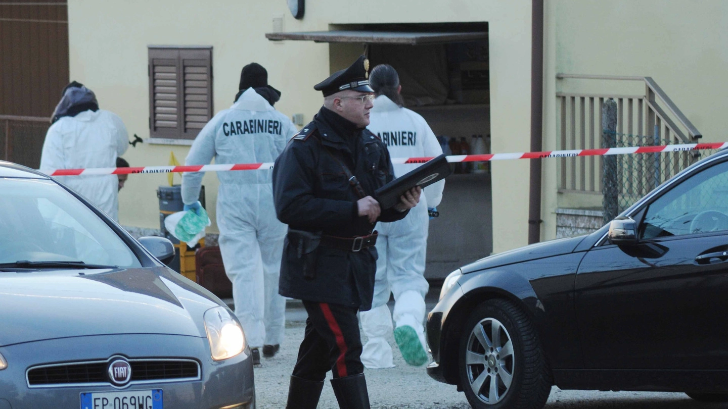 I carabinieri sul luogo del delitto a San Pietro Polesine