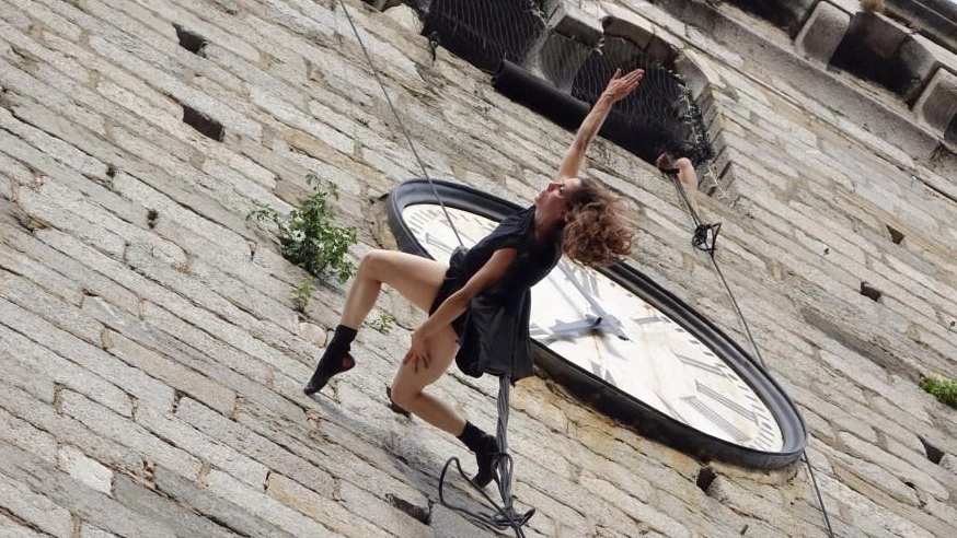 In piazza Ruffilli “Forme Uniche”, grande performance di danza verticale