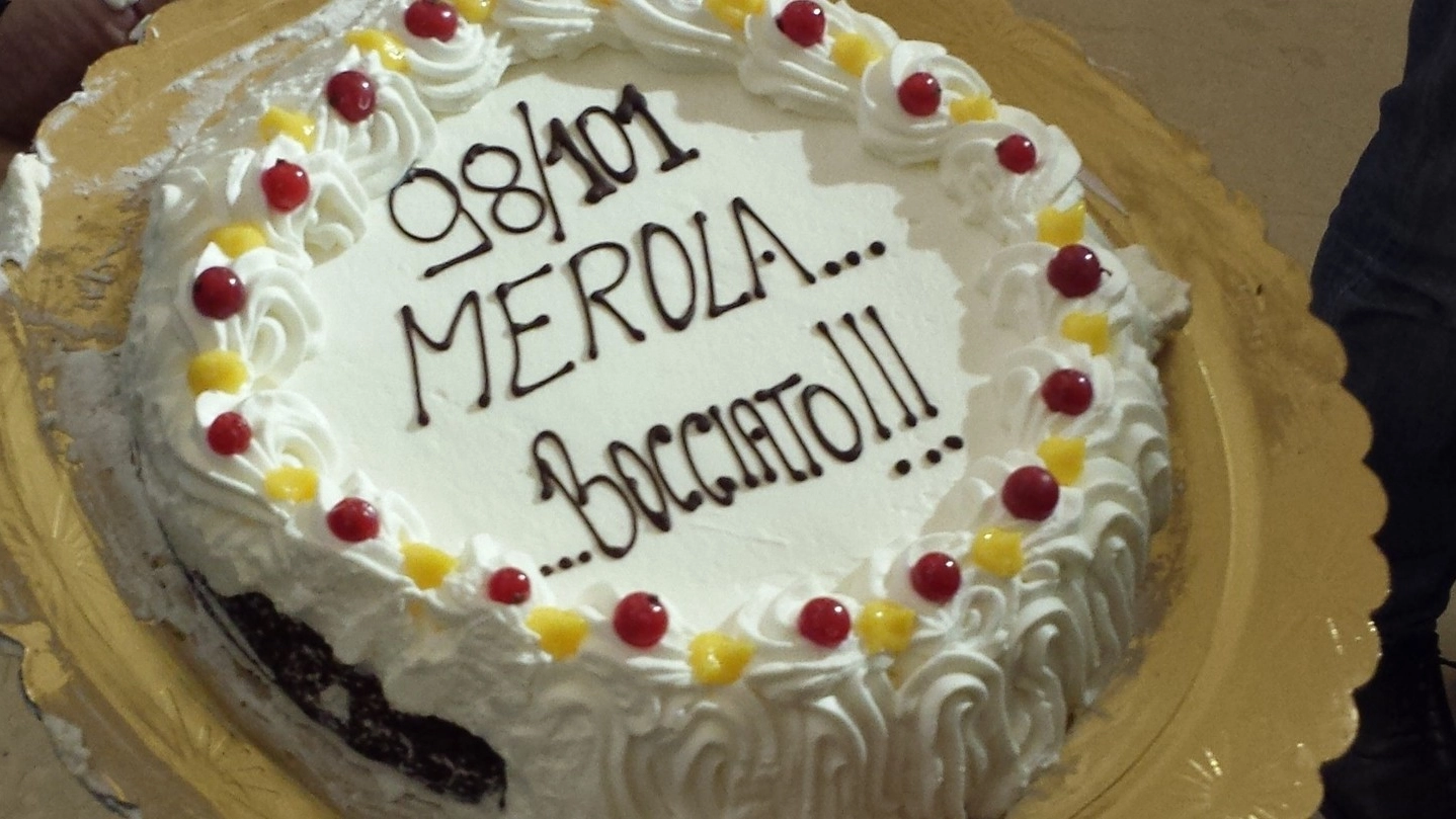 La torta regalata al sindaco Merola