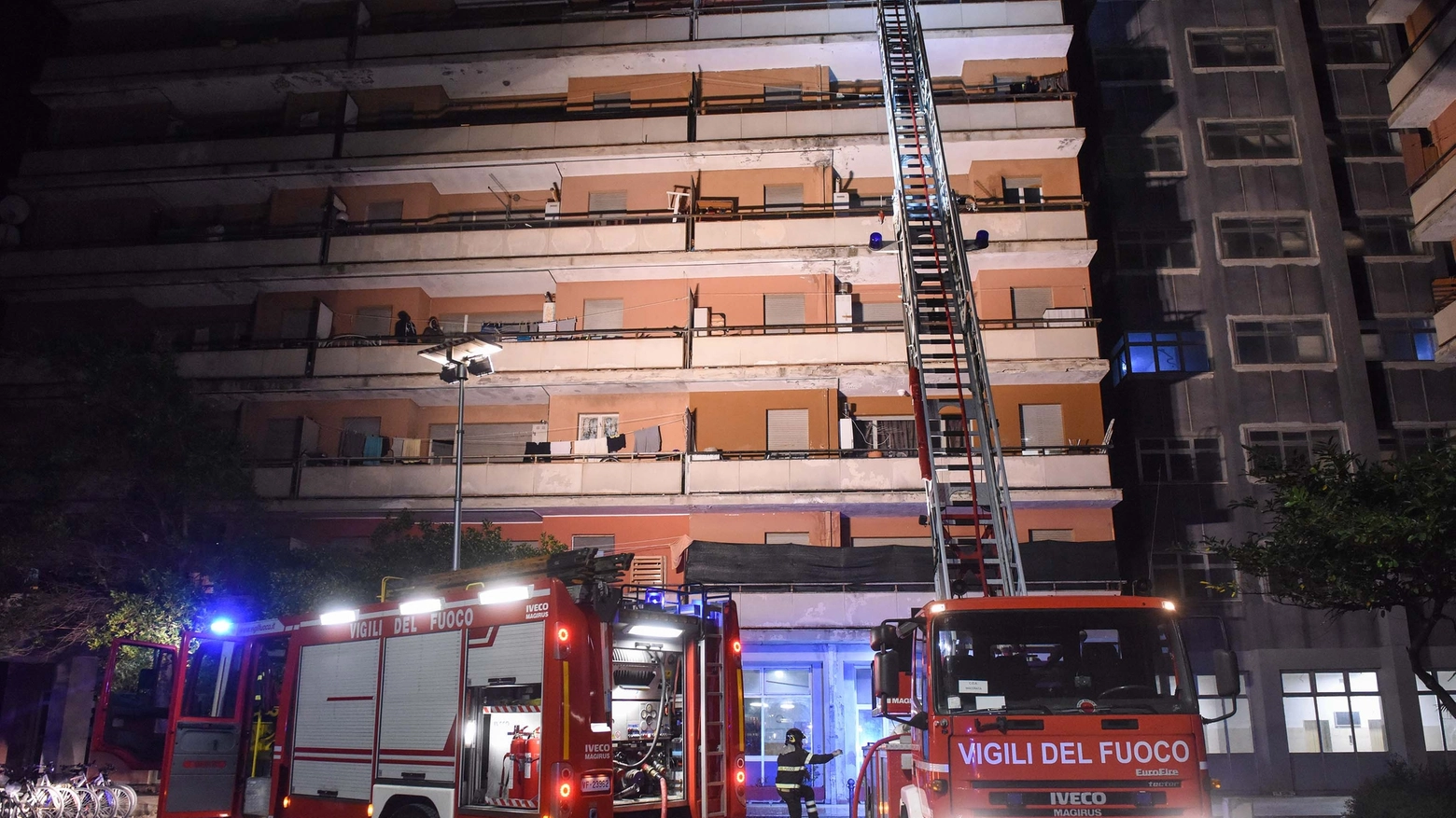 Vigili del fuoco davanti all'Hotel House a Porto Recanati (foto Demarco)