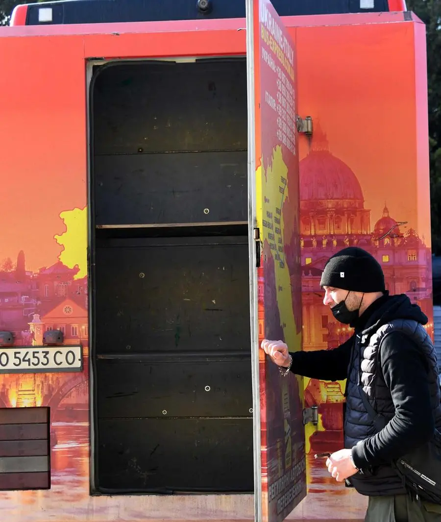 Bloccato a Ferrara il pullman che porta cibo e aiuti in Ucraina