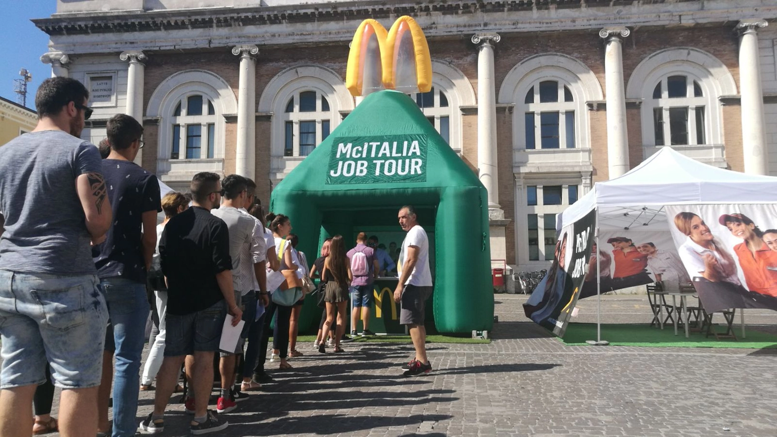 La fila per le selezioni del personale per il McDonald's di Pesaro