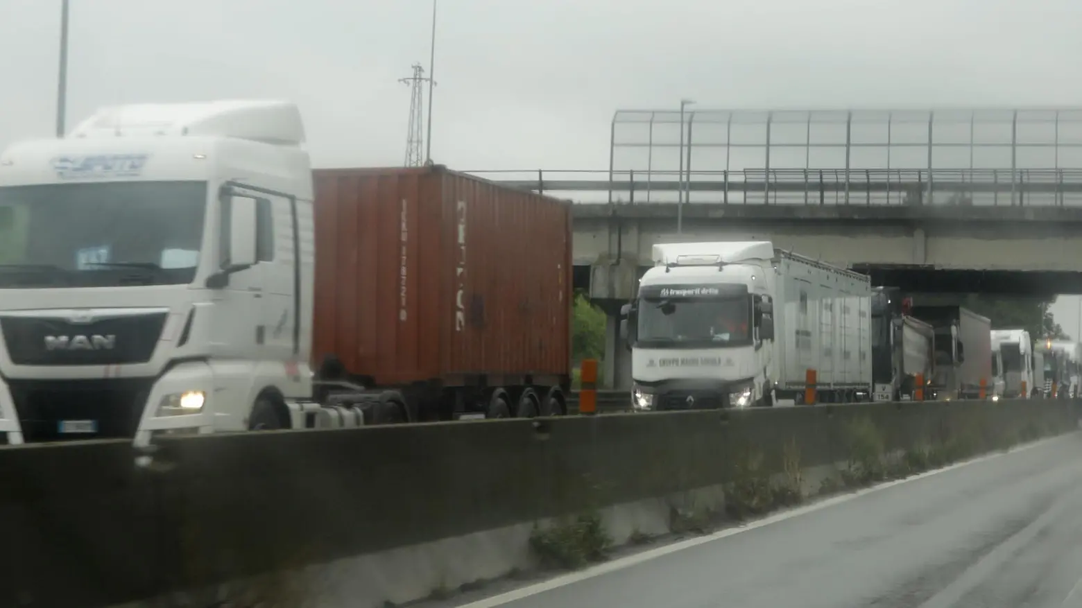 Ponte mobile chiuso per un mese  Lunghe code e traffico in tilt  "Apre un tratto di via di Roma"