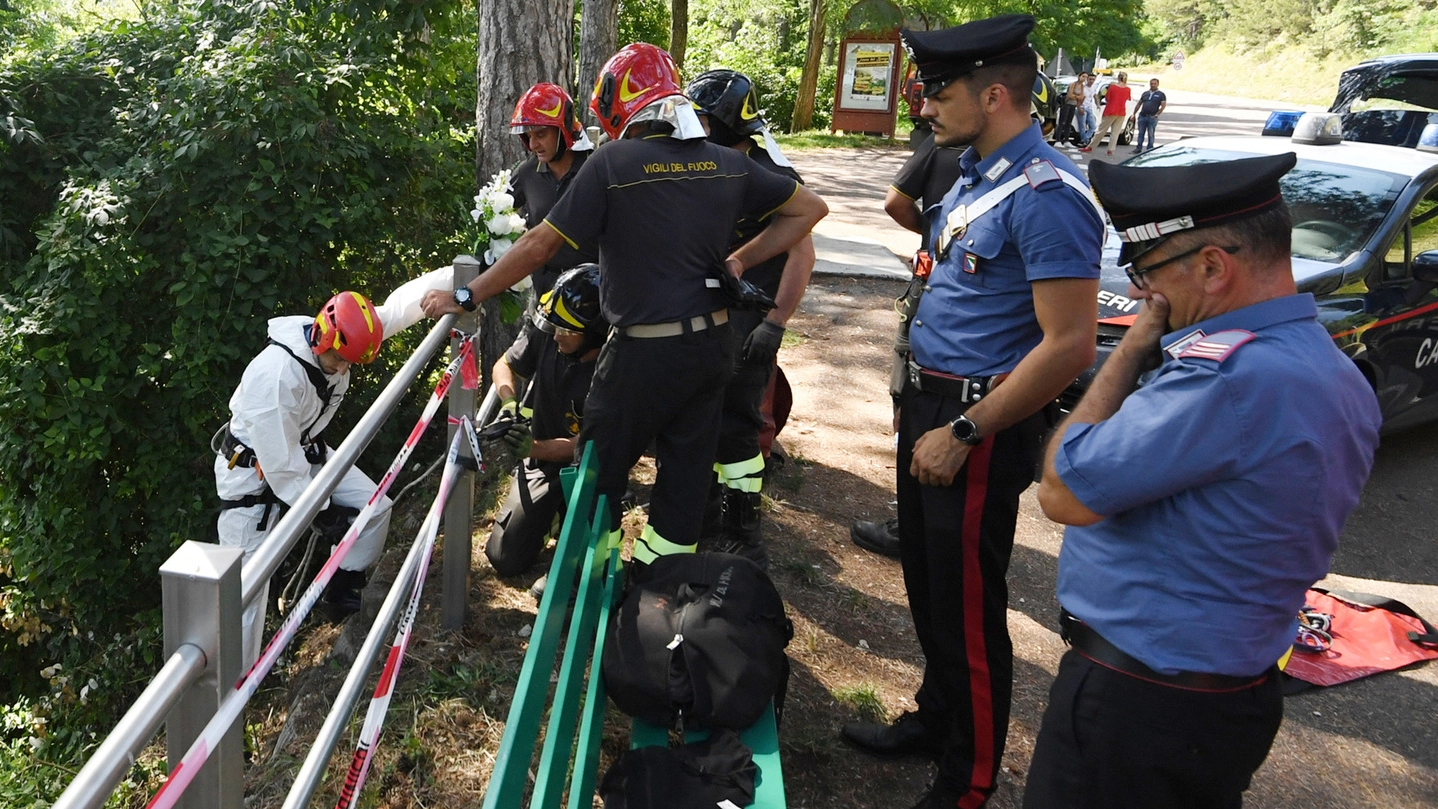 Carabinieri e vigili del fuoco sul luogo del ritrovamento del corpo