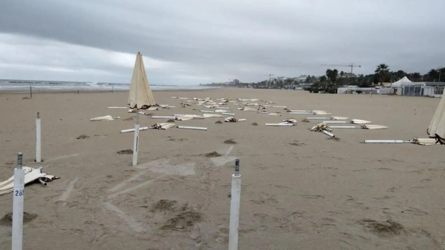 Distrutta la scritta fatta con gli ombrelloni sulla spiaggia