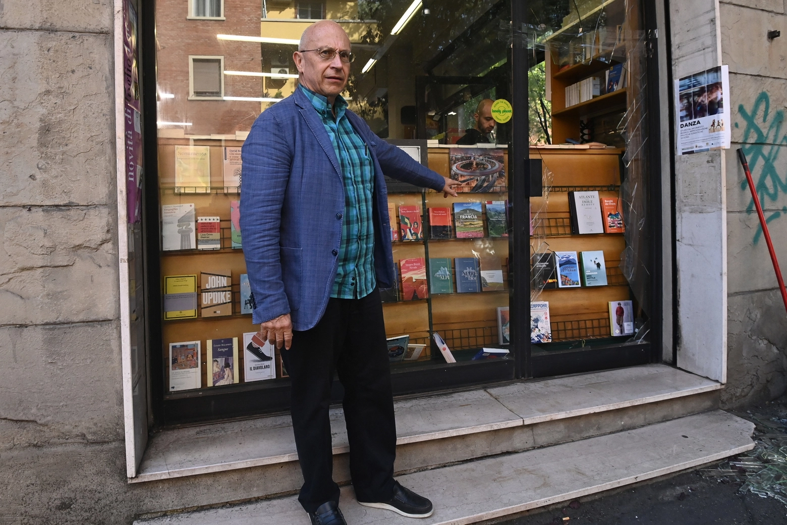 Spaccata alla libreria Ulisse di via degli Orti, il proprietario Gianluca Tugnoli mostra i danni (FotoSchicchi)