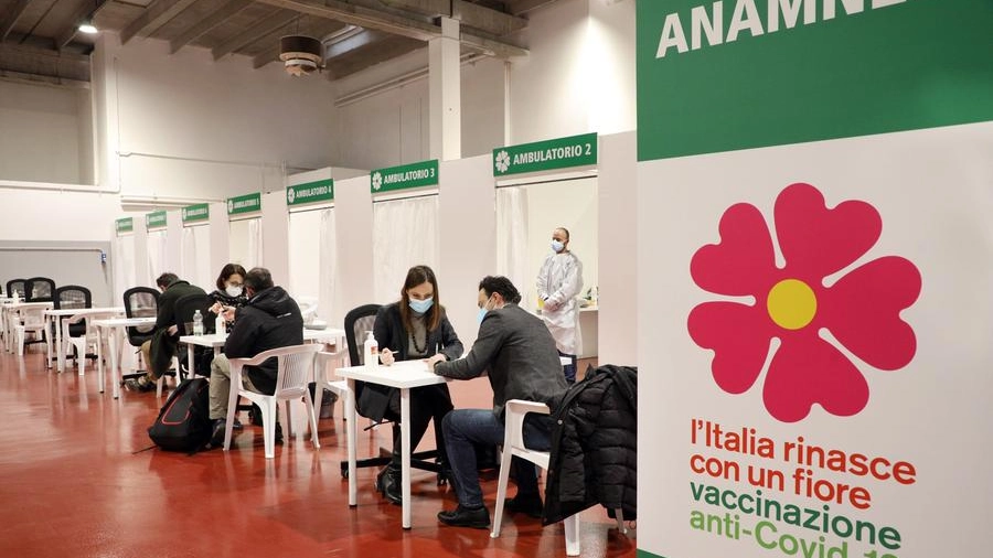 Vaccini, cambiano gli orari degli hub di Bologna