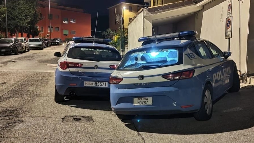 La polizia in via Pesaro durante il servizio di accertamento
