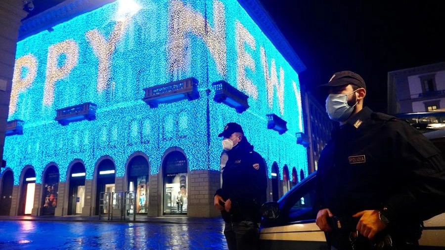 Poliziotti a Firenze con la mascherina (foto Gianluca Moggi/New Press Photo)