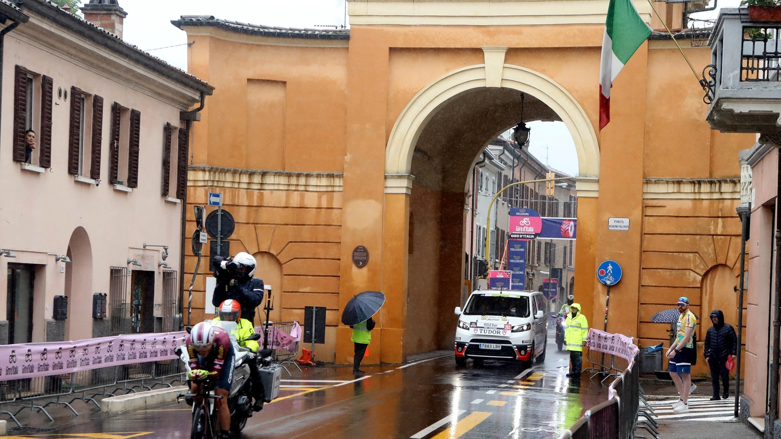 La tappa del Giro d’Italia  Pioggia e maltempo  non raffreddano  l’entusiasmo dei tifosi