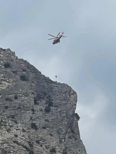 Alpinista muore d’infarto alla Balza della Penna, salvati gli altri sei in cordata sotto una bomba d’acqua