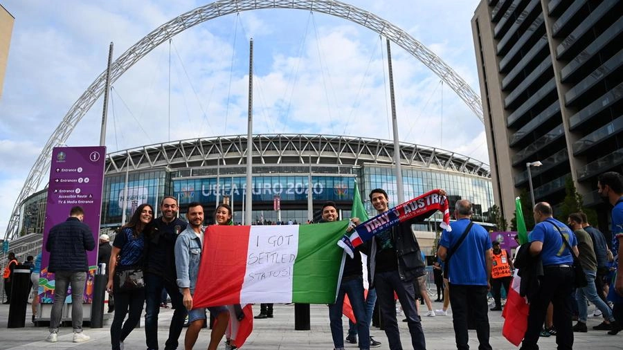 Tifosi italiani a Wembley. La capienza è stata alzata a 60mila spettatori