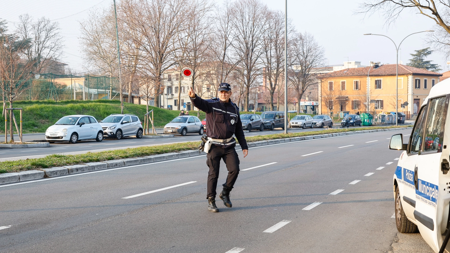 Auto travolge pedone sul marciapiede: indagini della polizia locale (foto Schicchi)