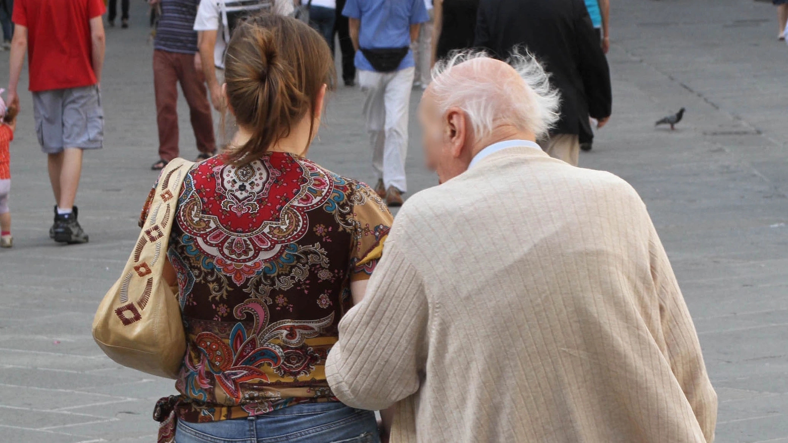 Anziano con giovane donna