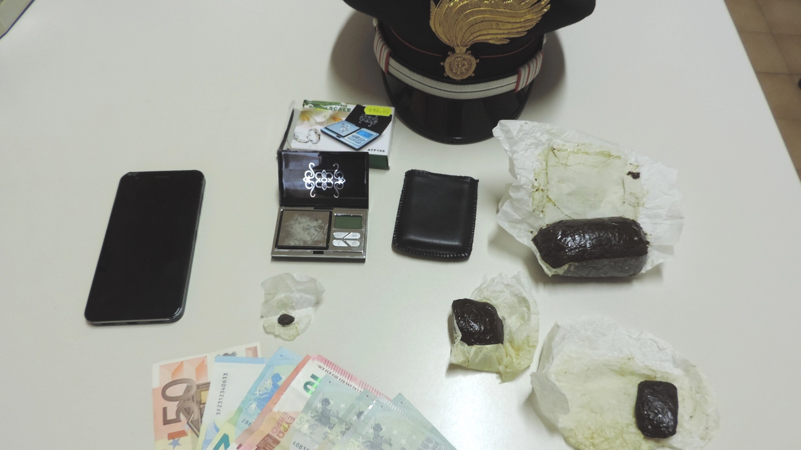 La droga e il denaro sequestrati dai carabinieri di Saltara al pusher 30enne