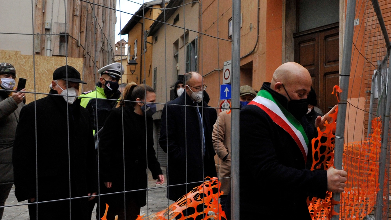 Il sindaco di Camerino, Sandro Sborgia, sposta le transenne che delimitano la zona rossa