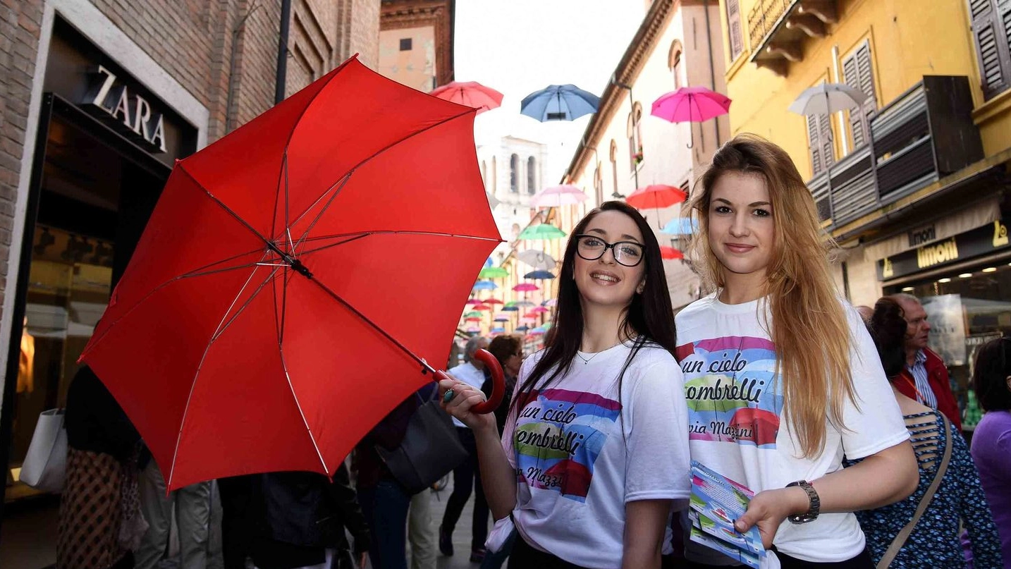 Ombrelli in via Mazzini a Ferrara (foto Businesspress)