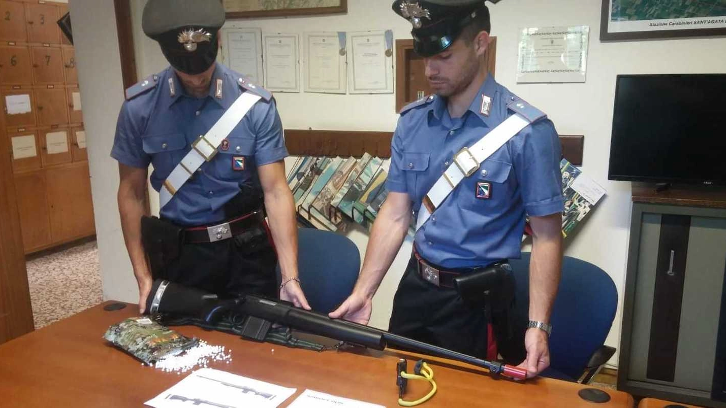 Il fucile sequestrato dai carabinieri
